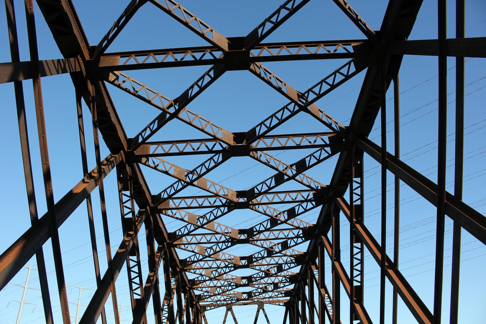 Upper lateral bracing and sway bracing